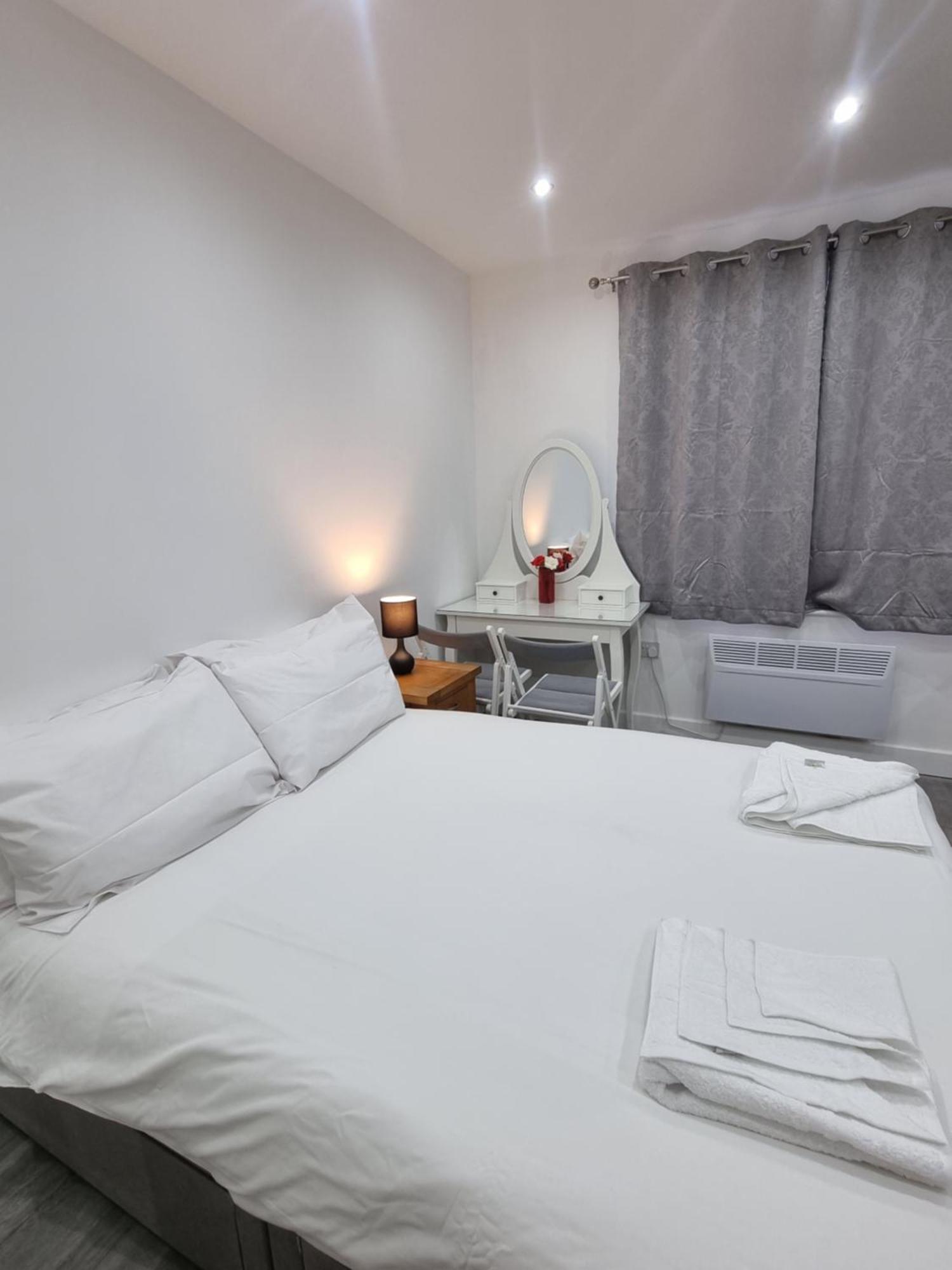 Brand New Studios In Гарроу Екстер'єр фото