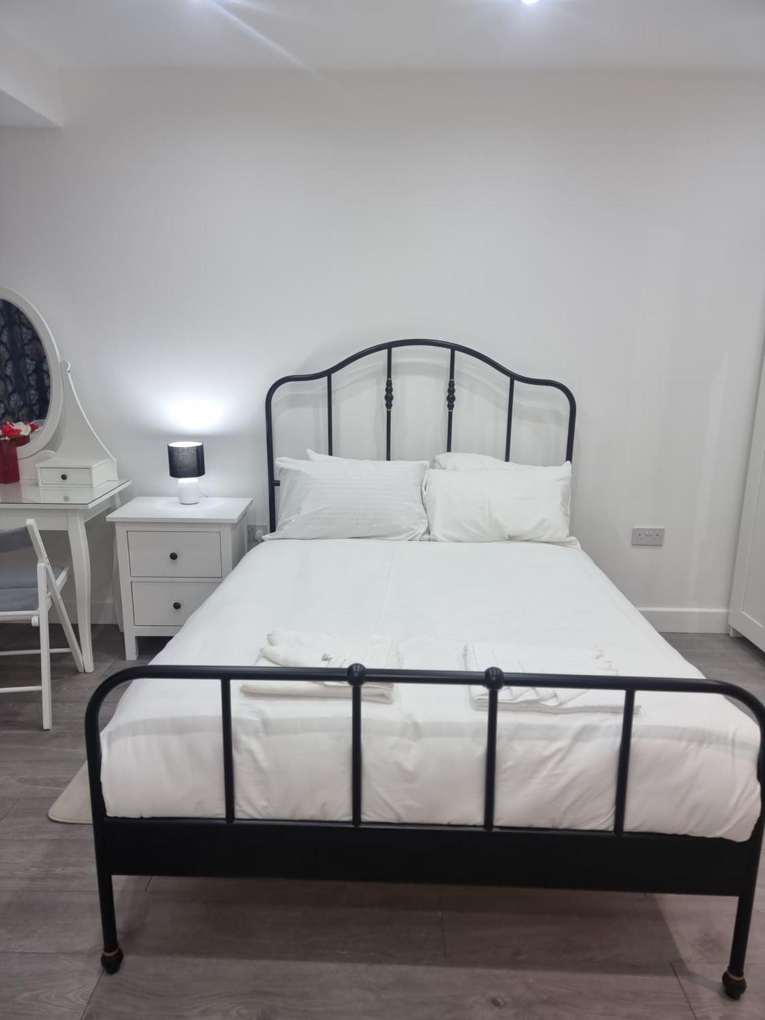 Brand New Studios In Гарроу Екстер'єр фото